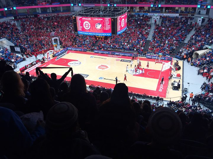 篮球场地